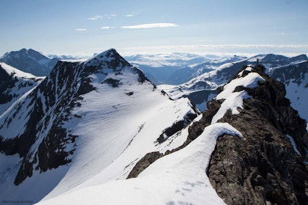 På toppen av Stigbotthornet. På vei for å finne en god inngang til nordflanken. Foto: Ståle Johan Aklestad På toppen av Stigbotthornet. På vei for å finne en god inngang til nordflanken. Foto: Ståle Johan Aklestad