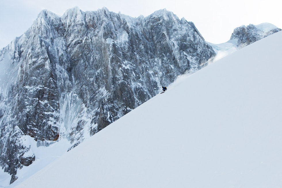 STORT: Nordveggen på Grandes Jorasses i all sin prakt i bakgrunnen. Dette er en av Alpenes mest myteomspunnede nordvegger, og en av de tre store sammen med Matterhorn og Eiger. Her er voldsomme klatreprestasjoner nærmest dagligdags. Selve toppen ble førstebesteget i 1865, og den 1200 meter høye nordveggen ble klatret første gang i 1938. Åtti år senere - i januar 2018 - gjorde Trygve denne fine svingen foran veggen. Merk for øvrig at det grå is- og snøfeltet til venstre i veggen har blitt kjørt på ski (!).