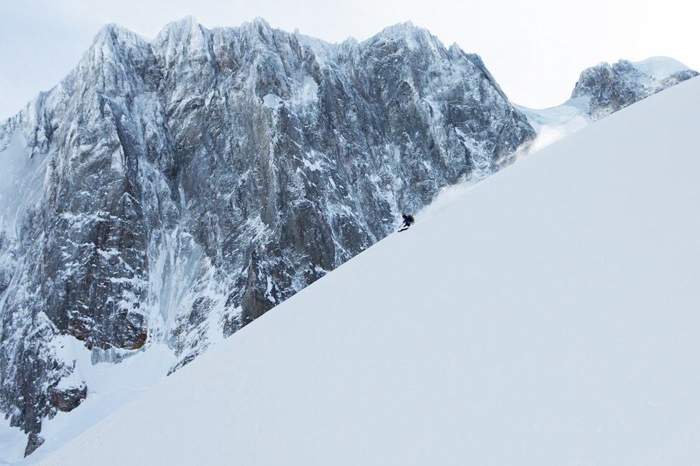 STORT: Nordveggen på Grandes Jorasses i all sin prakt i bakgrunnen. Dette er en av Alpenes mest myteomspunnede nordvegger, og en av de tre store sammen med Matterhorn og Eiger. Her er voldsomme klatreprestasjoner nærmest dagligdags. Selve toppen ble førstebesteget i 1865, og den 1200 meter høye nordveggen ble klatret første gang i 1938. Åtti år senere - i januar 2018 - gjorde Trygve denne fine svingen foran veggen. Merk for øvrig at det grå is- og snøfeltet til venstre i veggen har blitt kjørt på ski (!). STORT: Nordveggen på Grandes Jorasses i all sin prakt i bakgrunnen. Dette er en av Alpenes mest myteomspunnede nordvegger, og en av de tre store sammen med Matterhorn og Eiger. Her er voldsomme klatreprestasjoner nærmest dagligdags. Selve toppen ble førstebesteget i 1865, og den 1200 meter høye nordveggen ble klatret første gang i 1938. Åtti år senere - i januar 2018 - gjorde Trygve denne fine svingen foran veggen. Merk for øvrig at det grå is- og snøfeltet til venstre i veggen har blitt kjørt på ski (!).