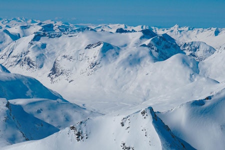 Ringshornet til venstre har felles start med østre Småholtind. Ringshornet til venstre har felles start med østre Småholtind.