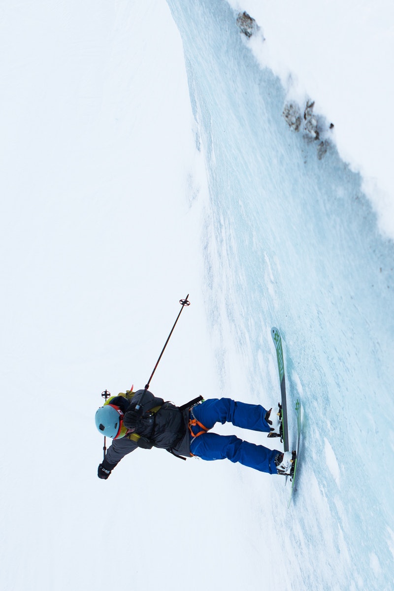 LEKENT: Det er ikke ofte du ser tindevegledere med klatresele og toppturski gjøre wallrides, men her er altså det. Stian Hagen tar the new school to the alpine og setter en temmelig fet wallride på en isvegg nederst på Vallee Blanche. 