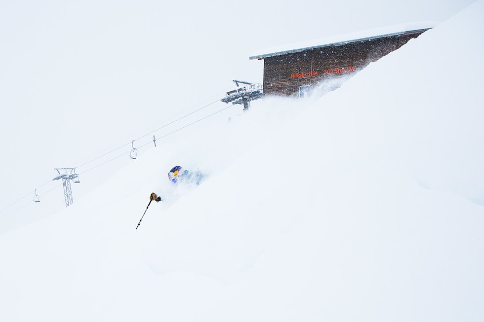 PUDDER: Sånne forhold er helt ålreit å oppleve på tur i Alpene - og det er like gøy selv om du ikke tok med de bredeste skiene dine. Ekstra goggles er viktigere enn bredest mulig ski på sånne dager. Dette er frikjøringslegenden Chris Davenport i Engelberg. Foto: Tore Meirik PUDDER: Sånne forhold er helt ålreit å oppleve på tur i Alpene - og det er like gøy selv om du ikke tok med de bredeste skiene dine. Ekstra goggles er viktigere enn bredest mulig ski på sånne dager. Dette er frikjøringslegenden Chris Davenport i Engelberg. Foto: Tore Meirik
