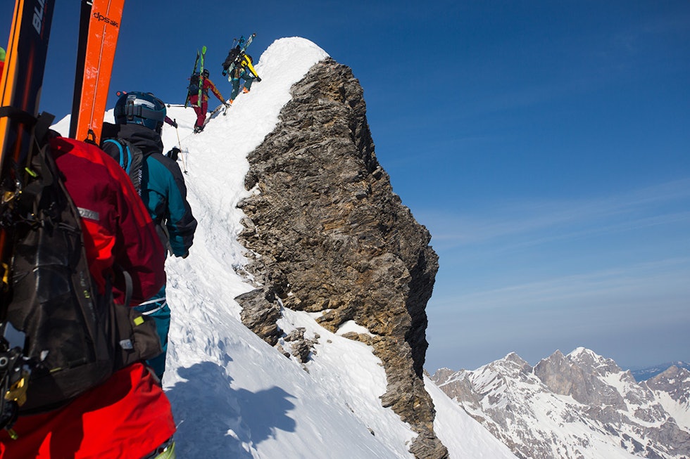 TEKNISK: Noen turer krever spesialutstyr, som isøks og stegjern, som kan være greit å leie. Men det må du sjekke på forhånd. Titlis Round Tour er en klassisk randotur i Engelberg hvor sånt utstyr er kjekt å ha. Sekk som tillater å feste skia på sekken bår du ha uansett. Foto: Tore Meirik TEKNISK: Noen turer krever spesialutstyr, som isøks og stegjern, som kan være greit å leie. Men det må du sjekke på forhånd. Titlis Round Tour er en klassisk randotur i Engelberg hvor sånt utstyr er kjekt å ha. Sekk som tillater å feste skia på sekken bår du ha uansett. Foto: Tore Meirik
