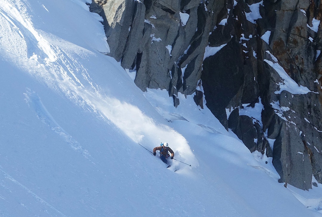 IKKE VÆR BEKYMRA: Mange lurer på hvilke ski de bør ha med på alpeturen. Artikkelforfatter Tore Meirik (i Chamonix på bildet) anbefaler allsidige frikjøringsski. – Fordi de funker til alt, både hodedyp pudder og skjærende svinger på preppa underlag.Foto: Trygve Sande