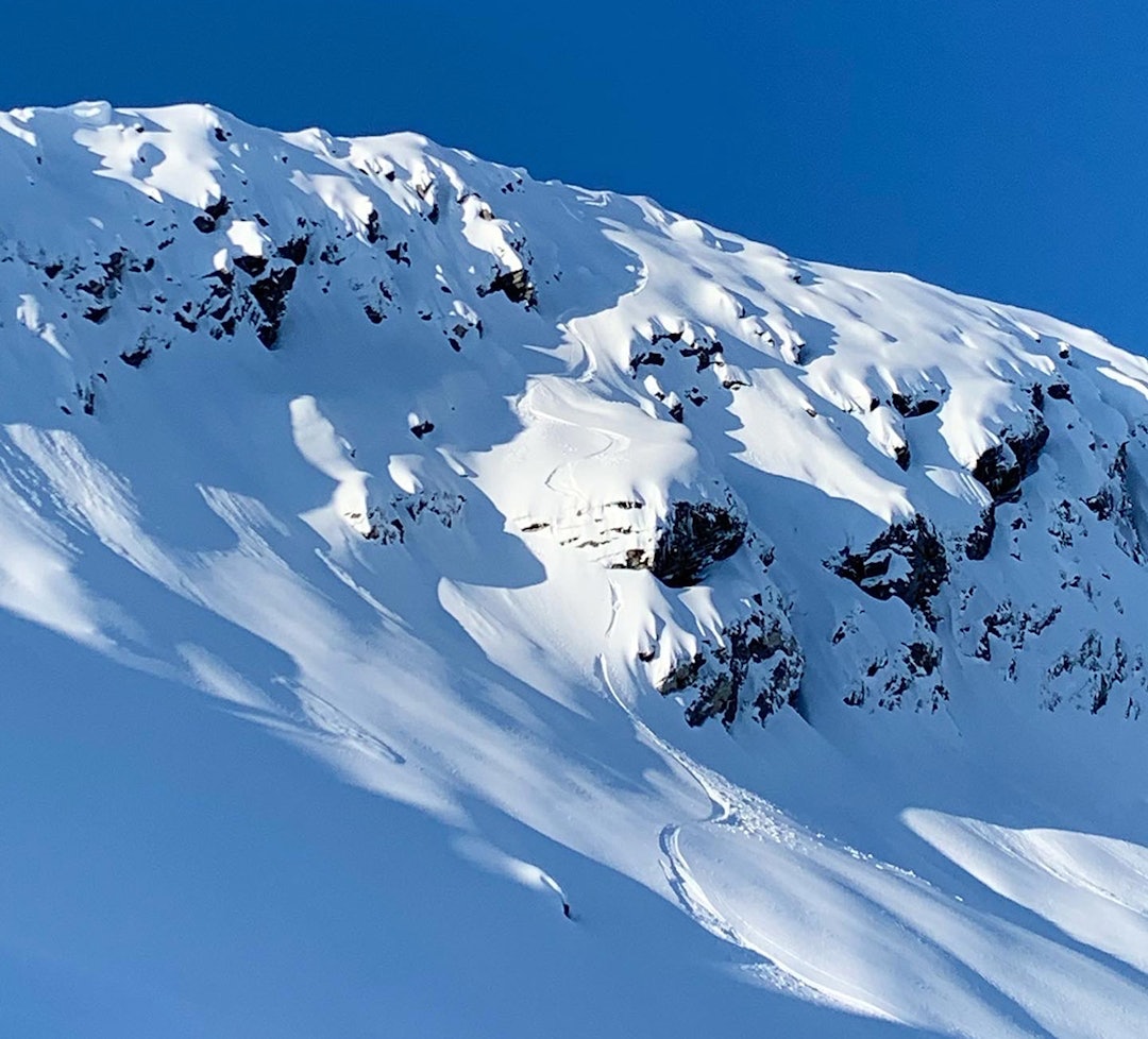TERRENG: Lite å utsette på terrenget som er tilgjengelig fra ryggen mellom Troll- og Åbittind. Det er for øvrig heller ikke så mye å utsette på Roberts spor. Foto: Robert Aaring Sesongstart med topptur på Trolltind