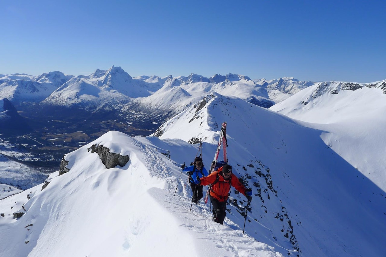 Isfjordstraversen er den mest populære toppturtraversen i Romsdalen. Ryggen er stort sett noen meter bred, men det er stedvis bratt på sidene. Det er vanlig å sette skiene på sekken. Foto: Halvor Hagen Isfjordstraversen er den mest populære toppturtraversen i Romsdalen. Ryggen er stort sett noen meter bred, men det er stedvis bratt på sidene. Det er vanlig å sette skiene på sekken. Foto: Halvor Hagen