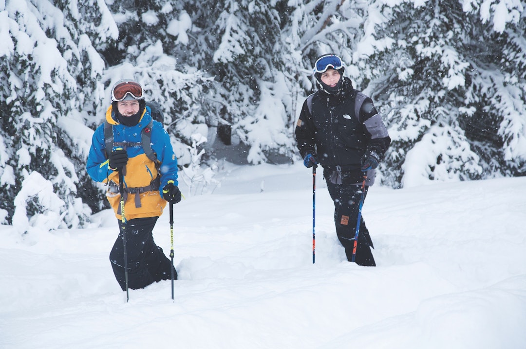 SPORHUNDER: Ole- Kristian Strøm og Elias Kvarekvål smiler mye når de kjører ski. Aller mest smiler de når andre har satt spør før dem.