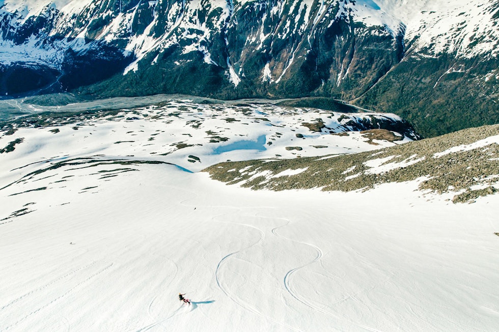 TRYGT: Leken kjøring på trygg snø. Foto: Andreas Løve Storm Fausko daltinden Lyngen topptur