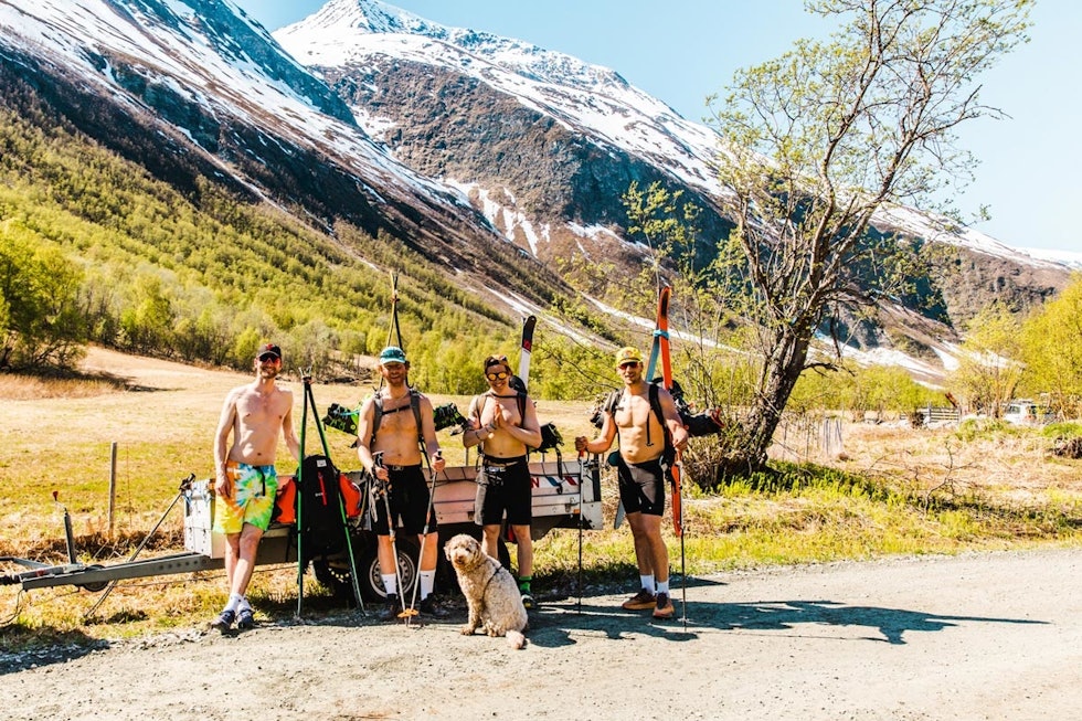 STEMNING: Baris på topptur er alltid et godt tegn – eventuelt et tegn på god stemning. Foto: Andreas Løve Storm Fausko Daltinden Lyngen topptur