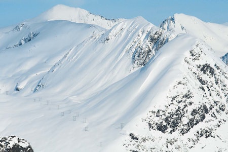 Høgseternebba med ryggen over til Helvetestinden bak. Høgseternebba med ryggen over til Helvetestinden bak.