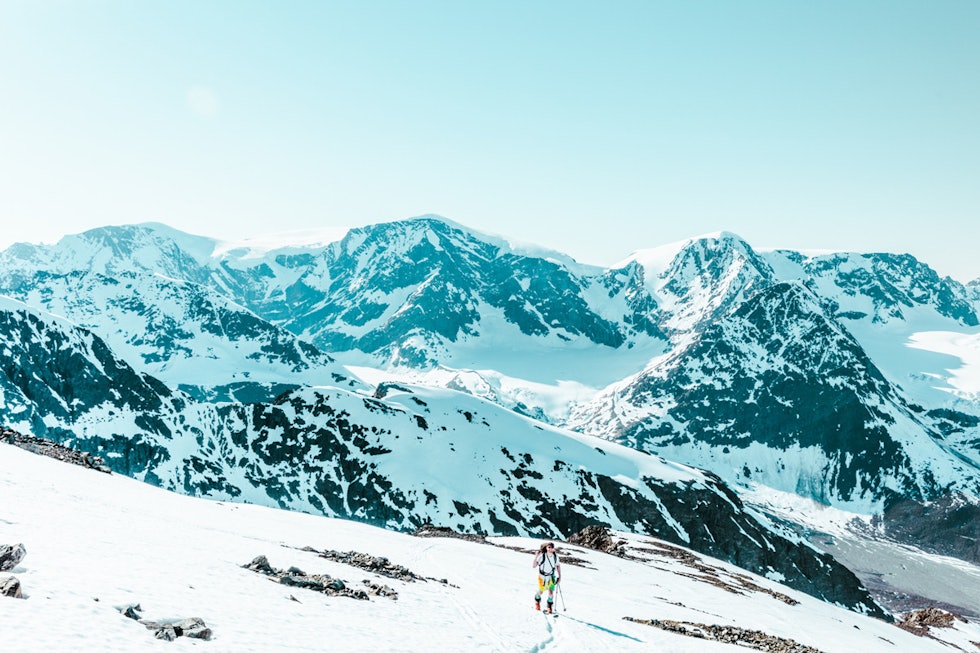 BRATT OG TRYGT: Det går an å finne 30 grader bratt terreng som ikke er skredfarlig. Foto: Andreas Løve Storm Fausko Daltinden Lyngen topptur