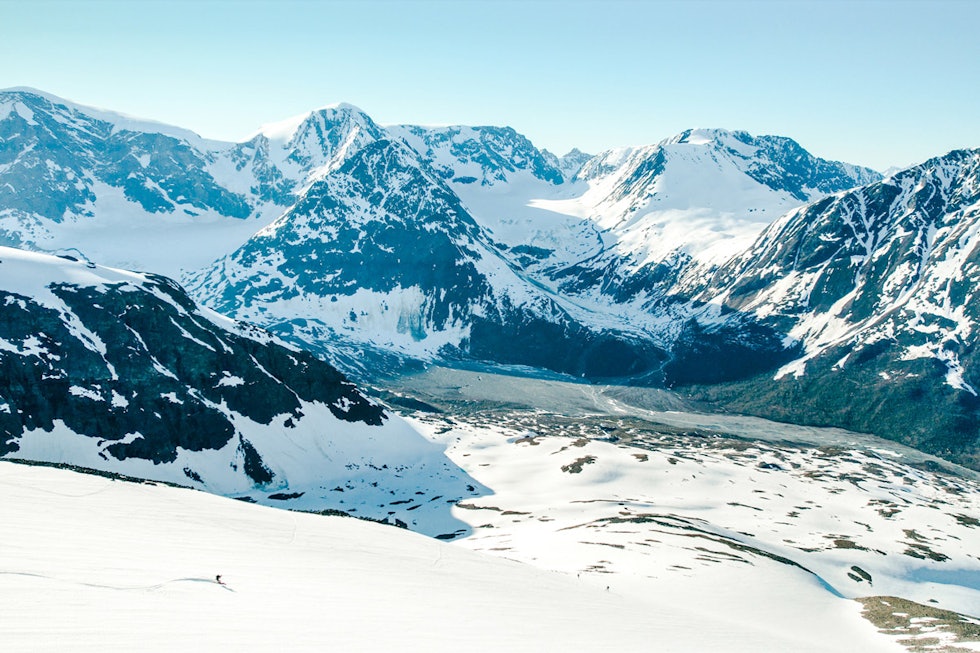 UTSIKT: Det er ikke så mye å utsette på omgivelsene i Lyngsalpene. Foto: Andreas Løve Storm Fausko Daltinden Lyngen topptur