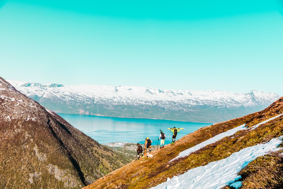 DEILIG: Varmt i dalen og ingen grunn til på kle på seg unødig mye. Foto: Andreas Løve Storm Fausko daltinden Lyngen topptur