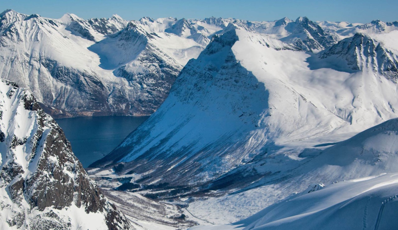 Sylvkallen midt i biletet. Delar av Dalegubben-massivet heilt til høgre. Foto: Håvard Myklebust. Sylvkallen midt i biletet. Delar av Dalegubben-massivet heilt til høgre. Foto: Håvard Myklebust.
