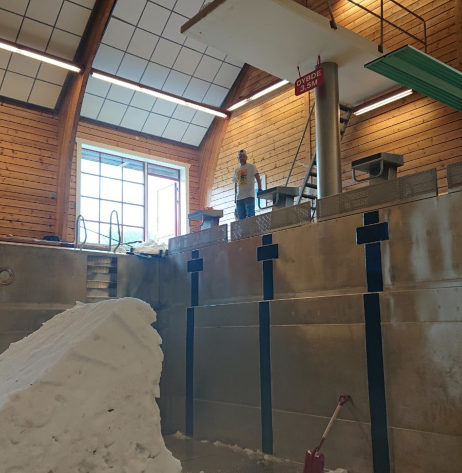 SVØMMEBASSENG: Her bygger Anders Backe hoppet underveis. Flere bilder ser du i galleriet nedenfor. Foto: Anders Backe SVØMMEBASSENG: Her bygger Anders Backe hoppet underveis. Flere bilder ser du i galleriet nedenfor. Foto: Anders Backe