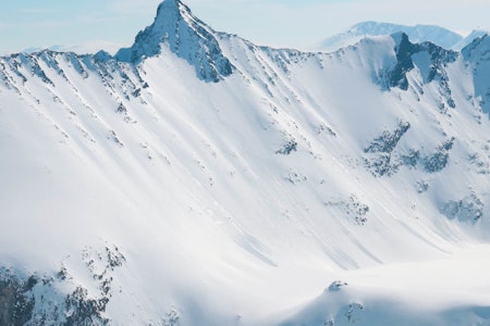 Det er en lang tur inn til Hoemtinden og fjellet er bratt på alle kanter. En krevende klassiker for spreke og dyktige skiløpere. Siste del av Hauduken traversen vises også.