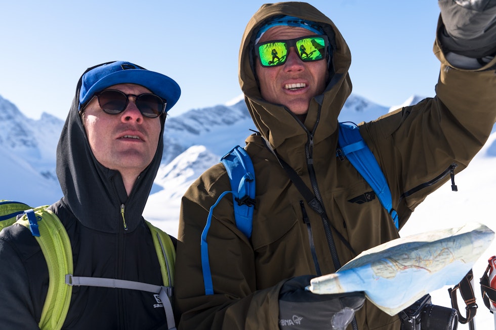 222 MULIGHETER: Robert Aaring og Asbjørn Eggebø Næss diskuterer snø og linjevalg under innspillingen av 222 muligheter. Bilde: Christian Nerdrum