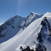 En lang dag med mye krevende terreng. Mye opp og ned, på og av med ski gjennom et fantastisk og variert tindelandskap. Foto: Halvor Hagen