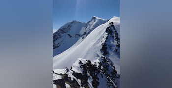 En lang dag med mye krevende terreng. Mye opp og ned, på og av med ski gjennom et fantastisk og variert tindelandskap. Foto: Halvor Hagen En lang dag med mye krevende terreng. Mye opp og ned, på og av med ski gjennom et fantastisk og variert tindelandskap. Foto: Halvor Hagen