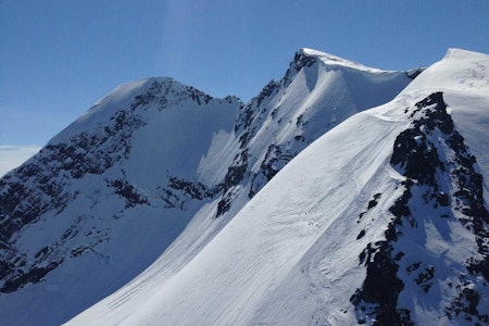 En lang dag med mye krevende terreng. Mye opp og ned, på og av med ski gjennom et fantastisk og variert tindelandskap. Foto: Halvor Hagen En lang dag med mye krevende terreng. Mye opp og ned, på og av med ski gjennom et fantastisk og variert tindelandskap. Foto: Halvor Hagen