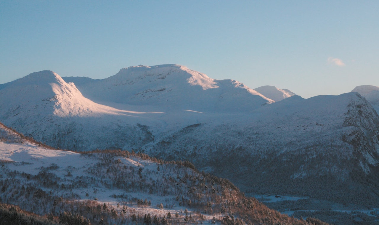 Blåfjellet og Moanebba til høyre. Nordvendt, fint skiterreng.