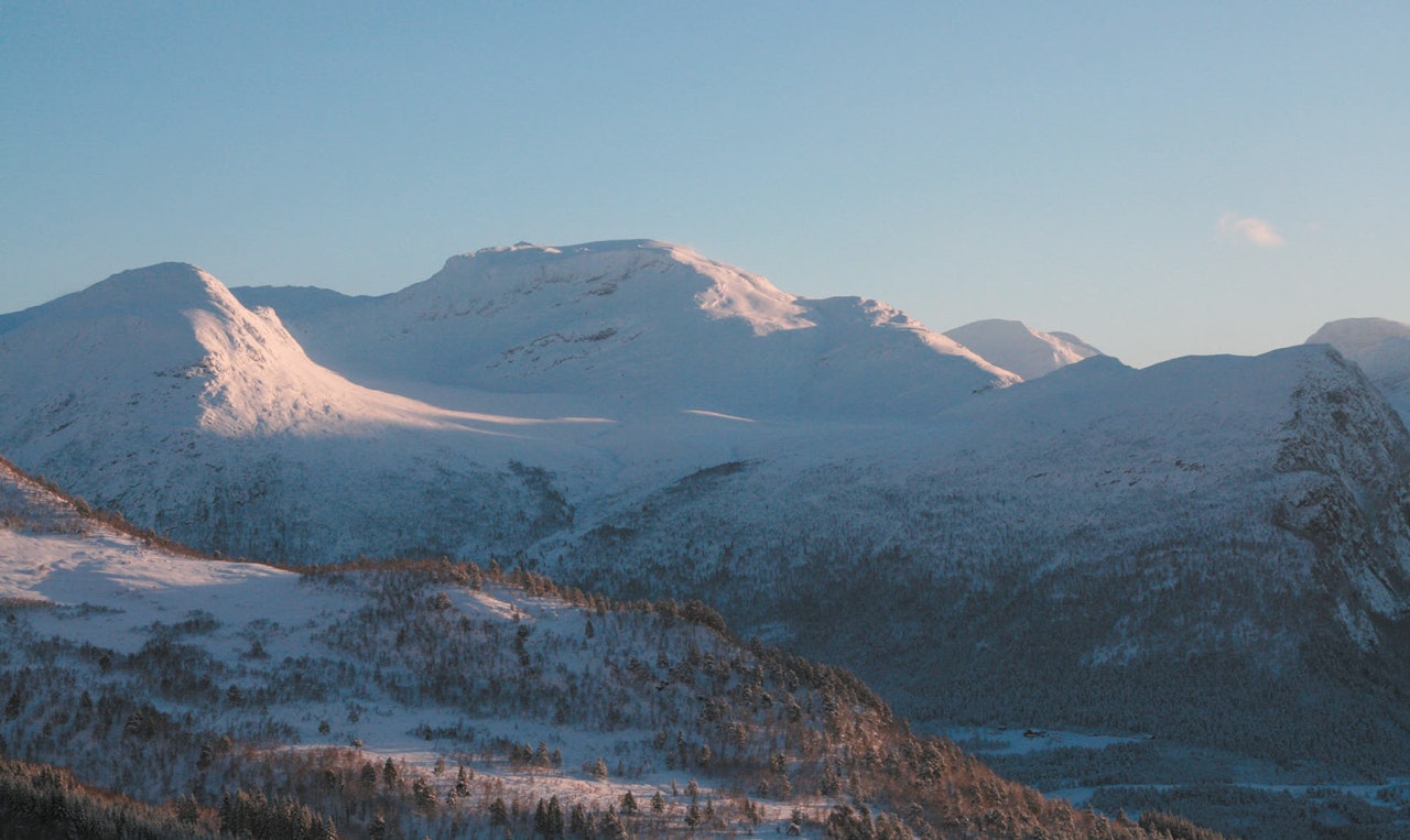 Blåfjellet og Moanebba til høyre. Nordvendt, fint skiterreng. Blåfjellet og Moanebba til høyre. Nordvendt, fint skiterreng.