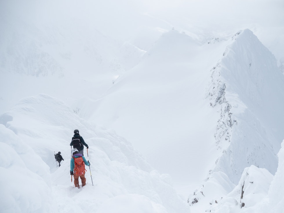Mona Mader, Elisabeth Mathisen og Johanna Davidson på vei ned fra Store Lakselvtind, og inn i den bratte topprenna. Foto: Timme Ellingjord lyngen topptur