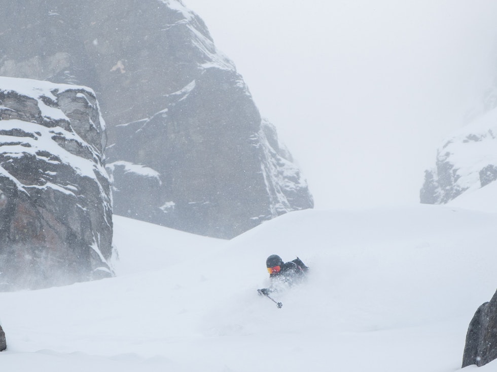 Elisabeth Mathisen gjør det hun liker best; kjører dype svinger i maipudder på hjemmebane i Ofoten. Foto: Timme Ellingjord lyngen topptur