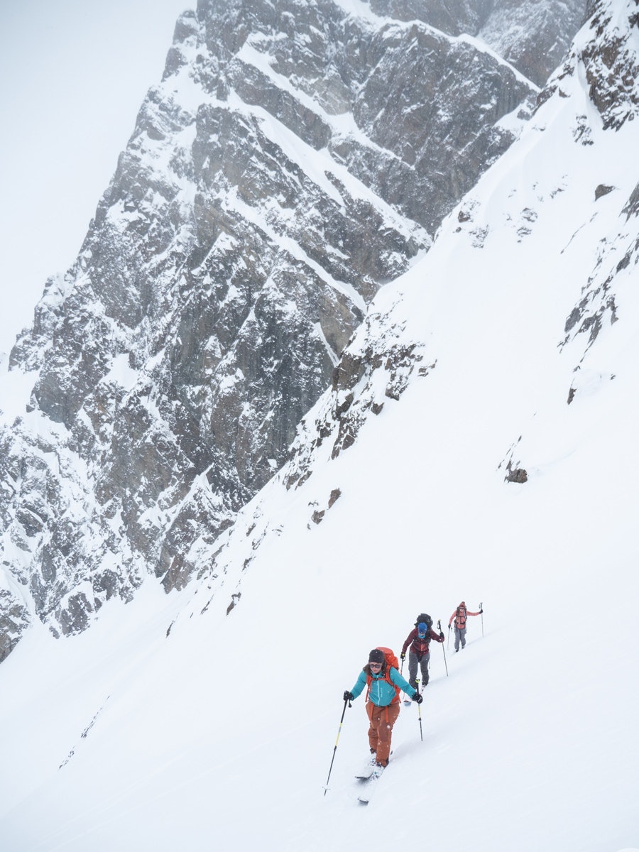 Gruppen i godt driv mot toppen av Tomasrenna. Foto: Timme Ellingjord lyngen topptur