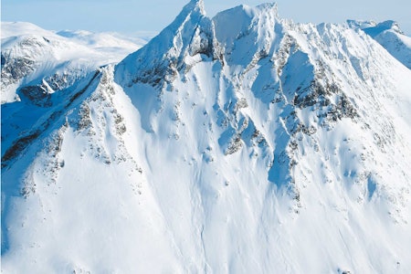 Store Vengetind (venstre) med nordryggen og Lille Vengetind med henholdsvis Nordvestflanken, Midtflanken og Vestribben til høyre. Store Vengetind (venstre) med nordryggen og Lille Vengetind med henholdsvis Nordvestflanken, Midtflanken og Vestribben til høyre.