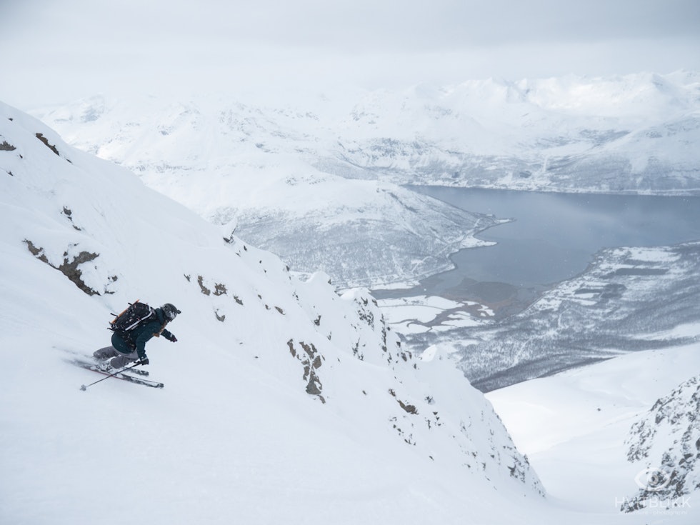 Elisabeth Mathisen på vei ned Tomasrenna. Foto: Timme Ellingjord Lyngen topptur