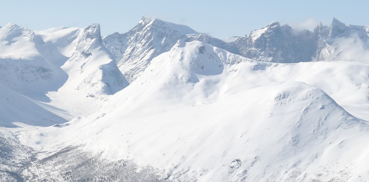 Blånebba ligger fantastisk til med sine alpine omgivelser. Turen opp til ryggen har to varianter som gir større spillerom i forhold til snødekke.