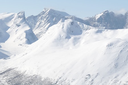 Blånebba ligger fantastisk til med sine alpine omgivelser. Turen opp til ryggen har to varianter som gir større spillerom i forhold til snødekke.