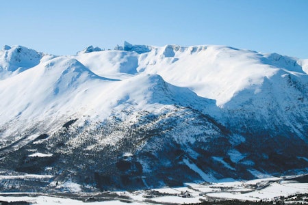 Litlehesten foran og Mjølvafjellet bak. Litlehesten foran og Mjølvafjellet bak.