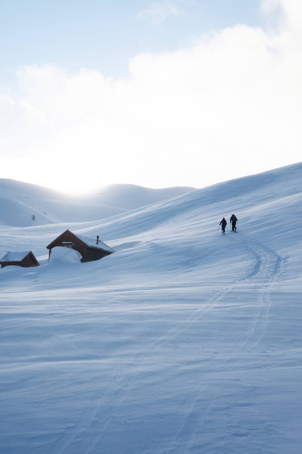 DROPPER INN: Kari Ellingsen dropper inn i Holå-rennen, som er en av turene fra Vikafjellet som ender i den bratte Kvassdalen. Fra veien i dalen er det mulig å få haik tilbake til parkeringen på Vikafjellet.