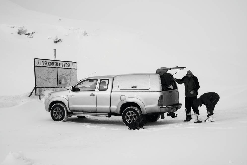 ÅPENT I DAG:  Riksvei 13 over Vikafjellet er Norges mest stengte vinteråpne fjellovergang. Heldigvis henger dette ofte sammen med godt skiføre. Martin Johannessen og Kari Ellingsen gjør seg klare for å utnytte sistnevnte.