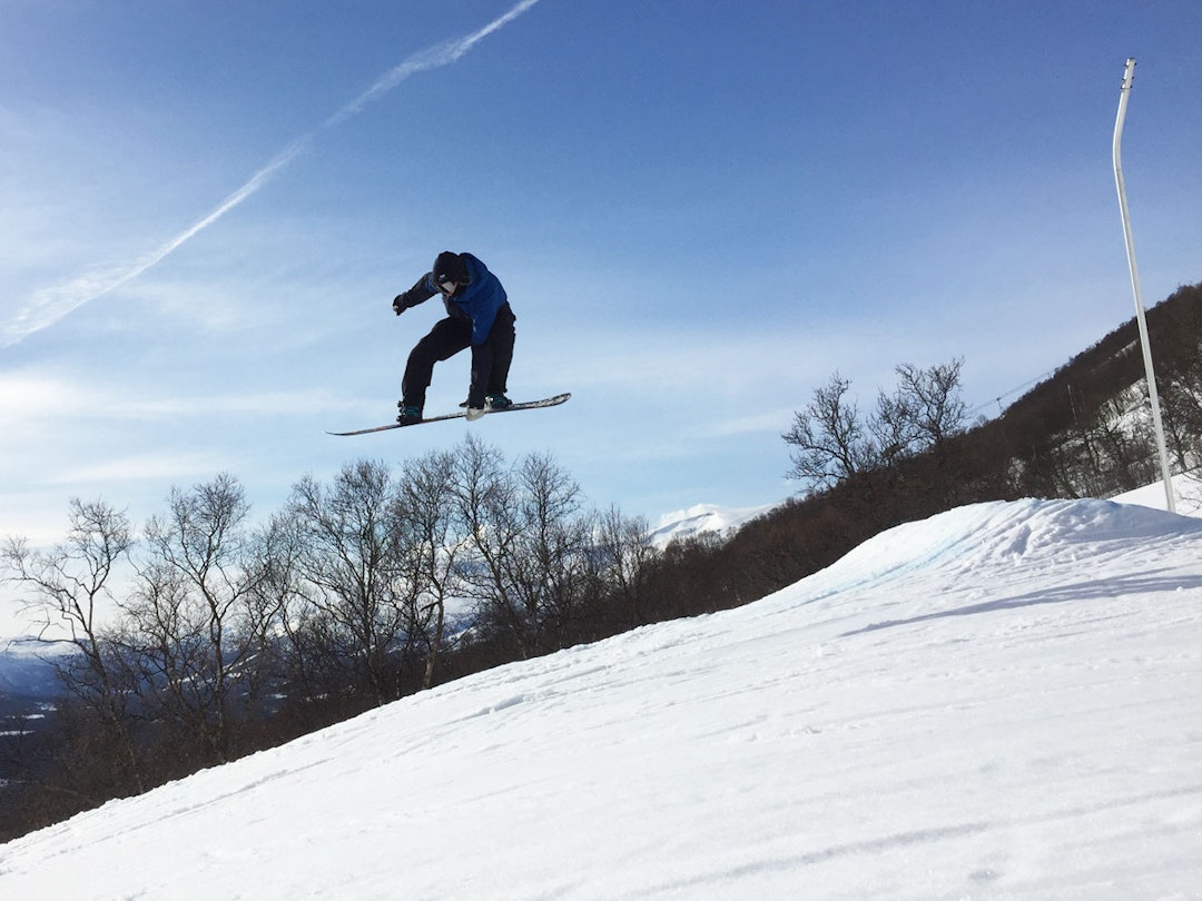 PÅ BRETT: Stinius har temmelig bra stil på snowboard, selv om han kanskje er enda bedre på ski. Foto: Tore Meirik