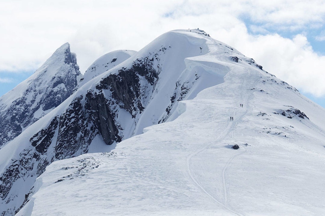 SKAVLBRUDD: Tre av de omkomne i 2018/2019 omkom på grunn av skavlbrudd. Her illustrert med en skavl i Romsdalen. Foto: Tore Meirik