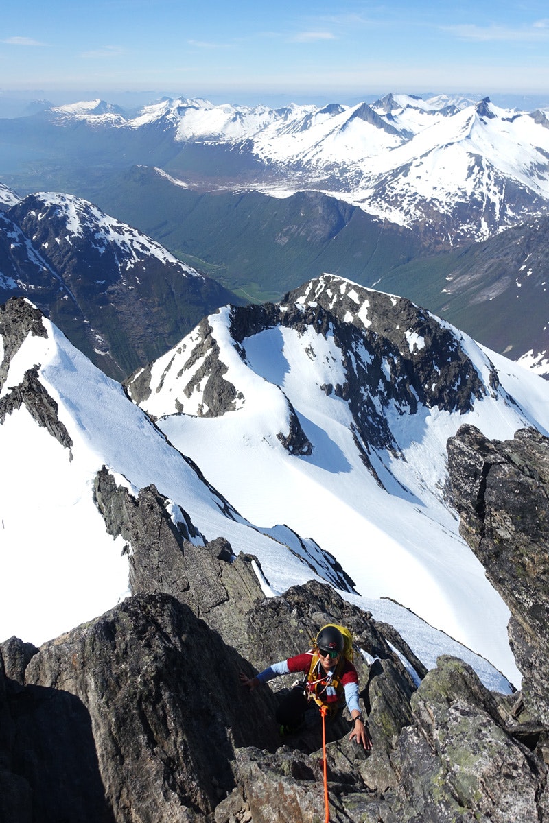 BRATT: De siste ti meterne til toppen av Gjuratind er nokså grei klatring i eksponert terreng. Siv-Elin Skogen er snart oppe. Foto: Tore Meirik Gjuratind topptur Romsdal