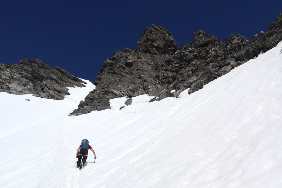 BRATT SNØ: Isøks er kjekt å ha i sånt terreng. Foto: Siv-Elin Skogen Gjuratind topptur Romsdal