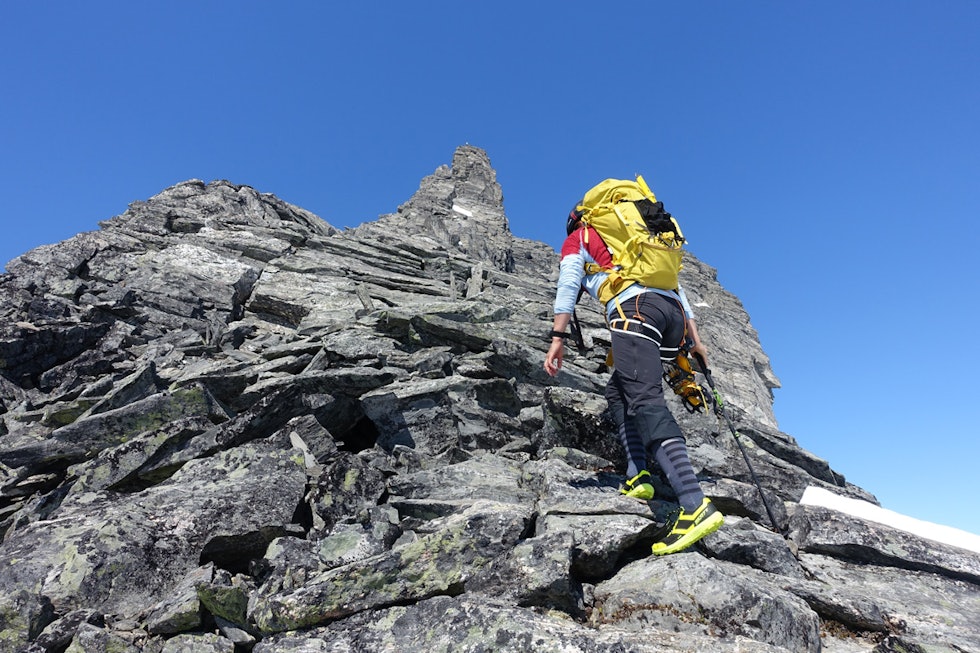 SOMMERLIG: Store deler av sørøstryggen var snøfri, med fint føre for joggesko. Men det er kjekt å ha stegjernene klare. Foto: Tore Meirik gjuratind topptur Romsdal