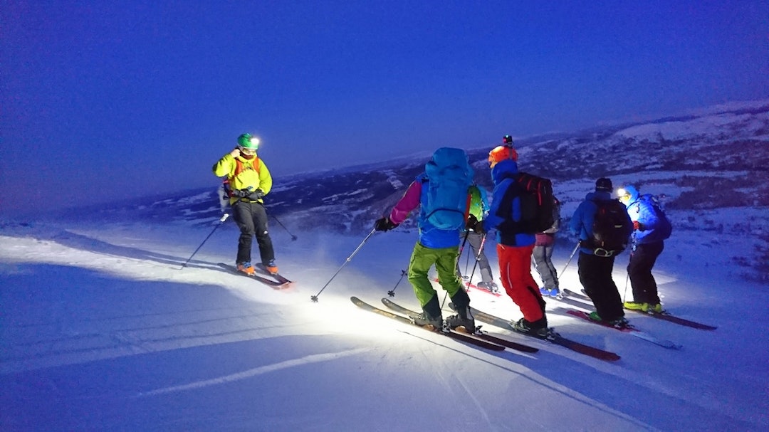 Klar for skikjøring i blåtimen. Foto: Tommy Aslaksen Blåtimen - Tommy Aslaksen 1200x685