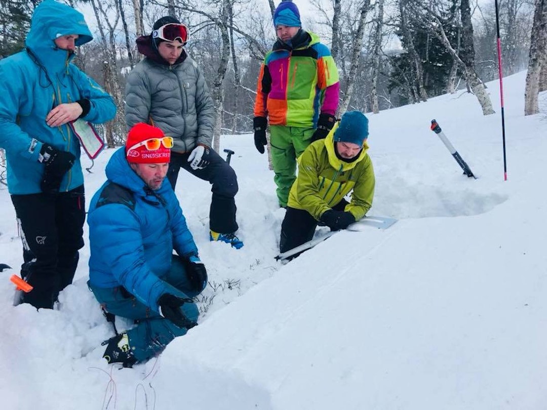 Snøkunnskap er en viktig del av skredlæren. Tommy Aslaksen (foran) forklarer underveis. Foto: Christian Green skredkurs - Christian Green 1200x900