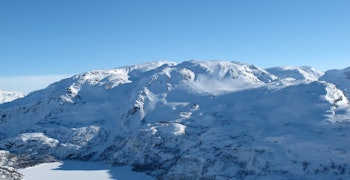 Broksen-massivet har et området med mange alternative nedkjøringer. I denne skiføreren er det listet opp 13 forskjellige nedkjøringer fra Broksenmassivet. Broksen-massivet har et området med mange alternative nedkjøringer. I denne skiføreren er det listet opp 13 forskjellige nedkjøringer fra Broksenmassivet.