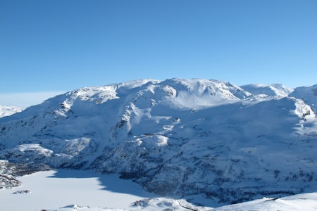 Broksen-massivet har et området med mange alternative nedkjøringer. I denne skiføreren er det listet opp 13 forskjellige nedkjøringer fra Broksenmassivet. Broksen-massivet har et området med mange alternative nedkjøringer. I denne skiføreren er det listet opp 13 forskjellige nedkjøringer fra Broksenmassivet.