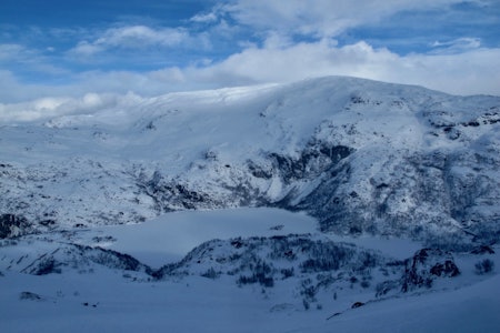 Tarven er det høyeste fjellet i området rundt Vatnahalsen, og har flere alternative nedkjøringer med ulik bratthet. 