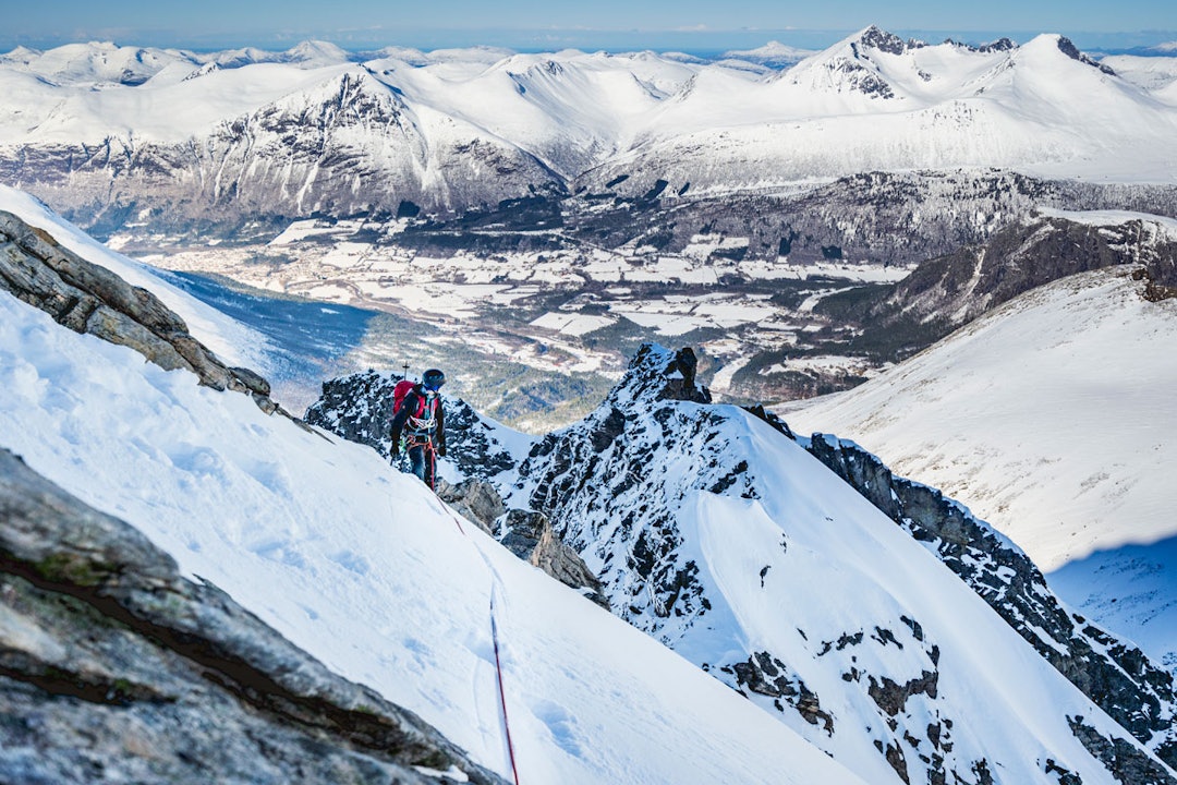 OPP NMOT DALENS HØYESTE: Store Vengetind er det høyeste fjellet i Romsdalen. Foto: Sindre Kolbjørsgard