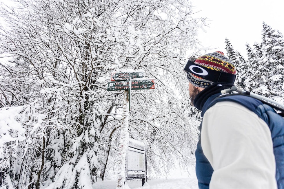Erlend satser på at skiltingen fra Voksenkollen stemmer. Foto: Andreas Løve Storm Fausko Rødkeliva