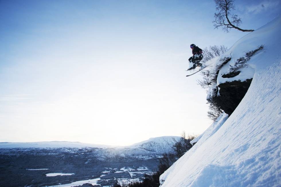 HuCK: Denne klippen nederst i Paradisskogen i Hovden i Oppdal er krevende nok for de fleste, men for Amelie Ericson er det null stress å kaste seg ut sånt med sitskien. Foto: Tore Meirik