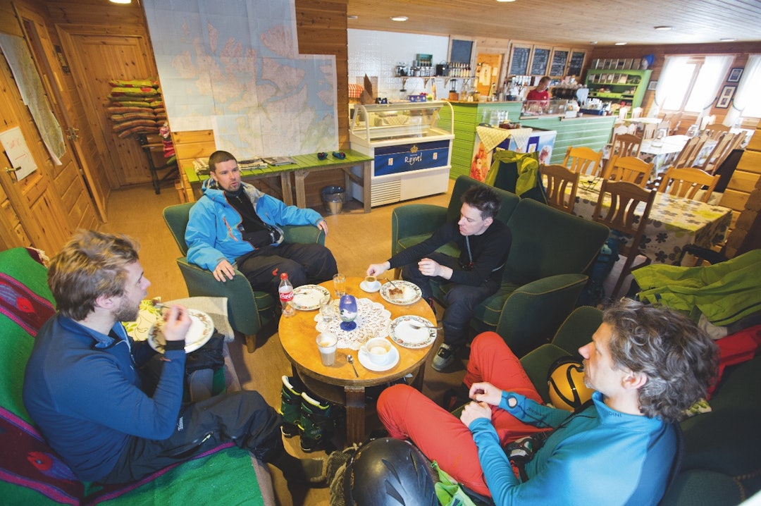 LOKALPATRIOT: Bergenseren Bjarte Hollevik (bakerst) foreleser om lumen og lux på kafeen i Langfjordbotn.